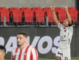 El pulga rodríguez festeja su primer gol en colón. Argentina El Conmovedor Gesto Del Pulga Rodriguez Tras Su Doblete Ante Estudiantes
