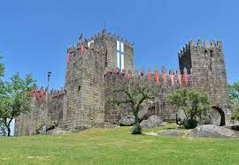Guimaraes is regarded fondly by the portuguese as the birthplace of their country, as it has here the first king (afonso henriques) was born and was briefly the capital city of the fledgling country in 1096. Guimaraes Portugal Reisefuhrer Vollstandig Aktualisiert Fur 2021