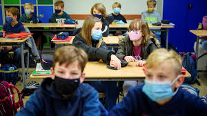 De komende dagen wordt gekeken naar de manier waarop middelbare scholen weer open kunnen. Schools Play Limited Role In Spread Of Covid 19 Studies Signal Financial Times