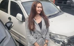 Aura kasih adalah seorang penyanyi sekaligus pemain sinetron yang berasal dari bandung. Aura Kasih Bongkar Kelakuan Mantan Suami Parah Banget Jpnn Com Mobile