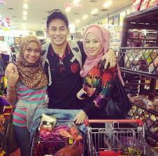 Namun sehingga kini perkembangan rumah tangganya sering mendapat perhatian netizen khususnya. Nadya Syahera Adik Fizo Omar What Does This All Mean