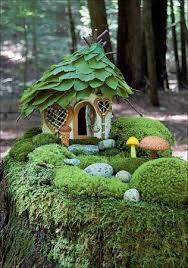 Moss Garden Cottage Ah I Am Totally Going To Make These For My Kid S When I Have Them Mossgard Miniature Fairy Gardens Fairy Garden Houses Miniature Garden