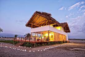 Fachada de una casa de playa. Diseno De Casa De Playa Combina Madera Y Bambu Te Sorprenderas De La Similitud Del Diseno Con Un Barco Planos De Arquitectura