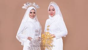 Perkara utama ialah sarung tangan sesuai dengan pakaian dan kerudung: 3 Tips Untuk Memilih Bunga Tangan Galeri Kurung