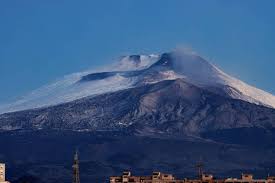 Etna is back with a bang as locals were treated to an awesome display of nature's power after the latest eruption lit up the sicilian sky. Meteo E Vulcani Neve E Lava L Eruzione Dell Etna Da Spettacolo Video 3b Meteo