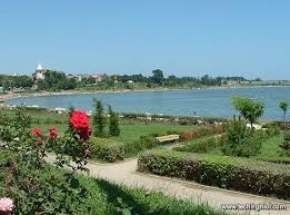Techirghiol este situat la 16 kilometri sud de municipiul constanta, in vecinatatea statiunii eforie nord, pe malul lacului cu acelasi nume. Techirghiol Romania InformaÈii Turistice