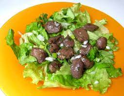 1 salade verte 1 sachet de gésiers de volaille confits 4 pommes de terre cuite et épluchées 6 oeufs de caille 10 tomates cerise quelques lamelles fines de parmesan 4 à 6 tranches de viande de grison. Salade De Gesiers
