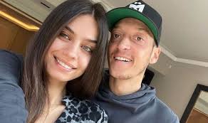 Mesut özil was born on 15 october 1988 is a german professional footballer who plays for english club arsenal and the germany national team.you will like to. Mesut Ozil Why Is Arsenal Star Not Playing Vs Olympiakos In Europa League Football Sport Express Co Uk