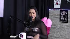 A experiência dela com anal em um gang bang, e uma situação na praia... -  Karen Bessa (SHEERRED) - XNXX.COM