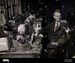 John Logie Baird 1888 1946 War Ein Schottischer Erfinder Und Ingenieur, Ein  Pionier In Der Entwicklung Des Mechanischen Fernsehens John Logie Baird In  Workshop September 1945 War, Erfindungen Mirrorpix Stockfotografie - Alamy