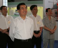 江泽民又详细了解了大坝的构造。张基尧说：大坝是壤 土斜心墙堆石坝，由多种材料组成，并做了反滤层。江泽民 说：一层套一层，能有效防渗。 考察中，江泽民特意请有关专家详细介绍了大坝的三种类 型。 æ˜¨å¤©æœ€åŽä¸€å¿ å°èƒ¡è¿™ä¸€æ‹³å‡ºæ‰‹æ¼‚äº®è€æ±Ÿæ™•èœ å¤šå›¾