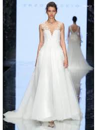 Uno stile intramontabile, che piace praticamente a tutte le future spose: Clizia Abito Da Sposa Modello 9 Enzo Miccio Collezione 2020