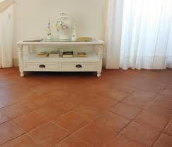 Pavimento in cotto e mobili in stile etnico il pavimento in cotto, specialmente se in colore medio scuro, ben si sposa con l'arredamento in stile etnico. Arredamento Rustico Con Pavimenti In Cotto Fatto A Mano Design Me