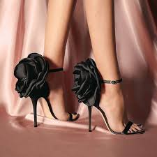 2019 Stiletto Ayakkabi Modelleri Siyah Bantli Arkasi Gul Aksesuarli Kiyafet Kombinleri Stiletto Topuklu Sandalet Topuklular