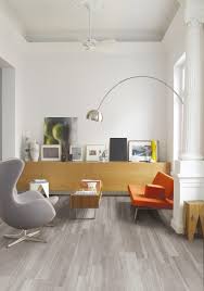 Living Realizzato Con A Pavimento Un Gres Porcellanato Effetto Legno Collezione Travel Arredamento Pavimenti In Legno Grigio Idee Arredamento Camera Da Letto