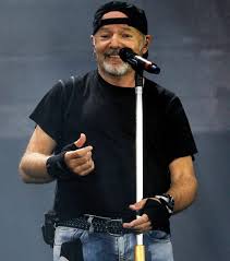 Eccellente come l'altro commento, ma non mi riconosco nell'ultima frase. Vasco Rossi Wikipedia