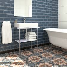 De Nieuwe Serie Metro Flair Van Villeroy Boch In De Kleur Mystic Blue Gecombineerd Met De Vloertegels Van De Serie Centu Treppe Haus Badgestaltung Badezimmer