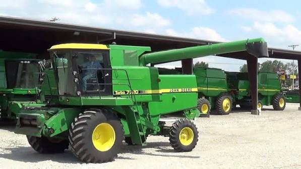 John Deere 7720 140 PTO HP Combine