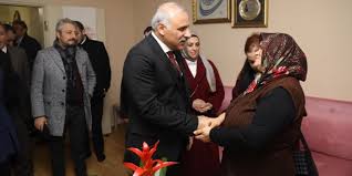 Trabzon'un maçka ilçesinde, 4 yıl önce, pkk'lı teröristlerin erzak çaldığını ihbar edip, güvenlik güçlerine yer gösterirken, açılan ateşle şehit olan eren bülbül'ün (15) annesi ayşe bülbül, anneler günü'ne buruk giriyor. Eren Bulbul Un Annesi Tabela Konulmasini Istedi