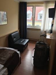 Ekstra fonksiyonel yapısıyla ister ranzanın altına çalışma masanı koy, ister kardeşin için yatak. Clean And Compact Room Bild Von Hotel Royal Munchen Tripadvisor