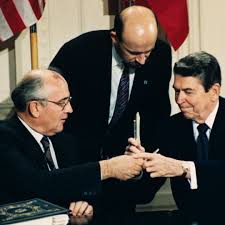 Le sommet de tous les espoirs, par guillaume serina. Ronald Reagan And Mikhail Gorbachev And Disarmament The Atlantic