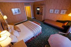 In disneyland parijs, op een paar uur rijden vanaf amsterdam, vind je een magisch koninkrijk met alle klassieke helden en heldinnen. Disneyland Hotel Chessy Frankrijk Foto S Reviews En Prijsvergelijking Tripadvisor