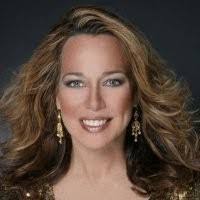 Holly Faris's Instagram, Twitter & Facebook