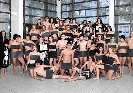 Schüler und Lehrer posieren nackt für Schulfoto - UnserTirol24