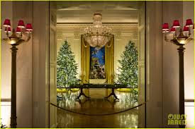 Sunday's white house christmas 2020 special on hgtv showed all the hard work that went into making this holiday season merry and bright at 1600 pennsylvania avenue. Melania Trump Unveils White House Christmas Decorations Immediately Faces Backlash Over Her Past Comments Photo 4504722 Extended Melania Trump Pictures Just Jared