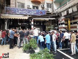 القصة الكاملة لتشميع مطعم سورى بالأسكندرية بعد استغاثة سيدة منه الحاجة سعدية تعبت بأمراض حساسية الصدر والعين صاحب المطعم أعتذر للشعب المصرى ولم أقصد الإساءة وإغلاق المحل بالشمع الأحمر ومصادرة إشغالاته