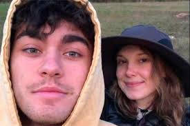 Influencer é atacado por expor detalhes picantes de relação com atriz teen.  Ela nega tudo