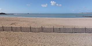 Baignade A La Rochelle La Plage Des Minimes Rouvre La Concurrence Reste Fermee