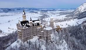 Castelul medieval din hunedoara, cunoscut și sub numele de castelul corvinilor, este unul dintre cele mai importante monumente de arhitectură gotică din castelul a fost considerat de către arhitecții moderni ca fiind una dintre cele mai mari și cele mai importante structuri gotice din europa de vest. Top 10 Cele Mai Frumoase Castele Pe Timp De IarnÄ Din Lume Unul Este In Romania