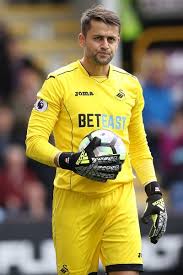 Na profilach swansea city w mediach społecznościowych pojawił się film, w którym walijski klub pożegnał polskiego bramkarza (hasztag. Pin On Swansea City Afc