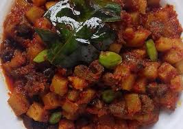 Setelah minyak panas anda goreng terlebih dahulu beberapa bahan masakan yakni kentang dan ati ampela sampai matang, namun pastikan goreng secara terpisah dan tidak sekaligus disatukan. Sambal Goreng Tanpa Santan 1 The Best Art