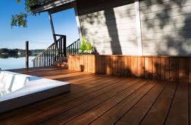 Træ med ekstra lang holdbarhed til terrassebrædder, facadebeklædning, planker m.m. Thermowood Varmebehandlad Furu