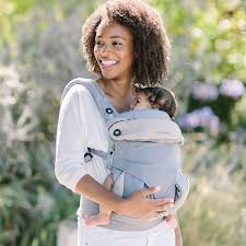 This versatile carrier provides four convenient carry positions (inward, forward, hip & back) and adjusts to ergonomically. Ergobaby 360 Bundle Of Joy W Snug Infant Insert Grey