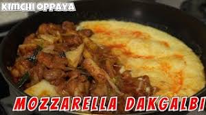 Kemudian didiamkan sampai dingin, barulah dipanaskan ke dalam cetakan waffle hingga bagian luarnya agak keras dan renyah. Resep Dakgalbi Keju Mozzarella Nasi Goreng Kimchi Bokkumbap Youtube