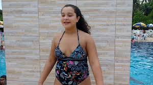 Na piscina, os nadadores mais experientes ajudam os iniciantes e, . Primeiro Desafio Da Piscina Youtube Fashion Sleeveless Dress