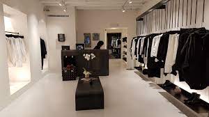 Negozio Di Abbigliamento Con Pavimenti E Rivestimenti In Resina Elekta Bianca Resina Elekta Black White Negozi Di Abbigliamento Design Negozio Resine