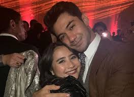 Ada proses di balik keputusan reza untuk berpindah agama. Peluk Erat Prilly Latuconsina Reza Rahadian Beri Ucapan Manis Okezone Celebrity
