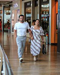 Rodrigo Lombardi e a mulher, Betty Baumgarten, passeiam de mãos dadas