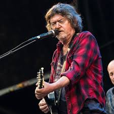 Rocklegenden, maleren og revseren fra Thyborøn er desværre gået bort. Johnny Madsen var en sand original. En folkekær trubadur. Humoristisk som få. 'Udenfor Sæsonen' og 'Færgemanden' er bare to af de mange