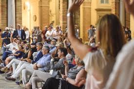 La stampa tedesca gioca con le espressioni buffe del neopremier matteo renzi, paragonandolo a mr bean. Matteo Renzi A Recanati Punta Sul Cavallo Fiordomo Acquaroli Vergogna Per Quella Cena Cronache Maceratesi