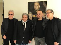 Bir milano yerlisi olan ruggeri, 1970'lerde punk grubu decibel ile ilk çıkışını yaptı. Enrico Ruggeri E I Decibel Ad Aprilia Il 6 Aprile Per La Data Zero Del Tour Il Caffe Tv Mobile