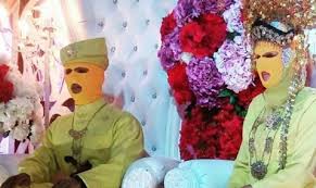 Silakan klik link ini untuk membaca syarat dan ketentuan creator.brilio.net. Heboh Foto Pengantin Pakai Topeng Ski Di Pelaminan Ramai Dikomentari Warganet Malaysia Okezone News