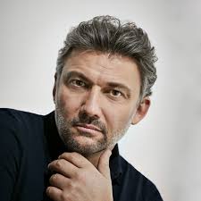 Jonas kaufmann is a successful german opera singer known for his unparalleled vocal range and born in munich in 1969, kaufmann studied at the university of music and performing arts in the. Jonas Kaufmann