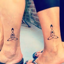 20 Tatuajes Pequenos Para Madres E Hijas Disenos Bonitos Llenos De Amor Tatuajes Pequenos