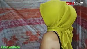 Indonesia viral. Cewek cantik jilbab lingerie ngentot sampai teriak  keenakan dengan security