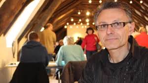 Bernard aime " jouer avec les mots "